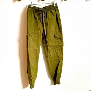 Perfect dress up or dress down slim & slouchy cargo pants, Size Small